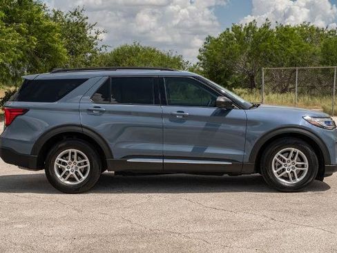 Certified 2025 Ford Explorer Active RWD image 9