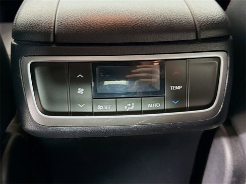 Used 2019 Toyota Highlander SE image 26