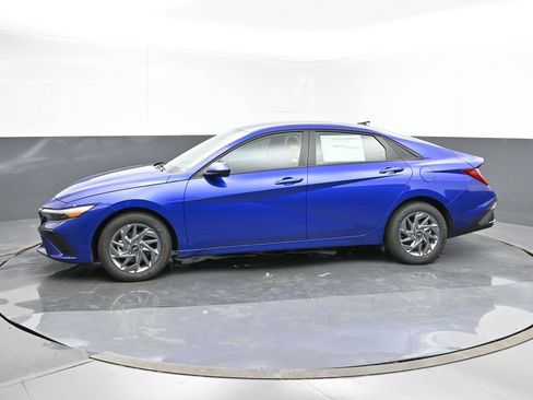 New 2024 Hyundai Elantra Blue image 2
