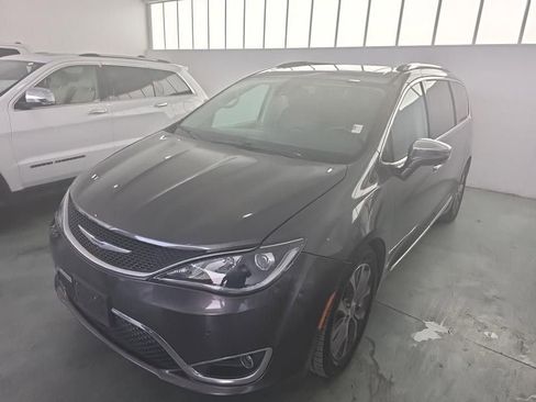 Used 2018 Chrysler Pacifica Limited w/ Tire & Wheel Group FWD image 1