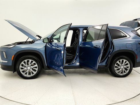 Used 2025 Buick Enclave Preferred image 32