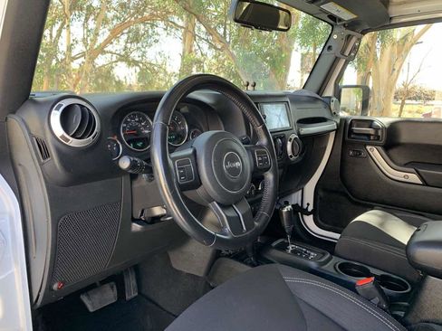 Used 2018 Jeep Wrangler Unlimited Sahara image 11