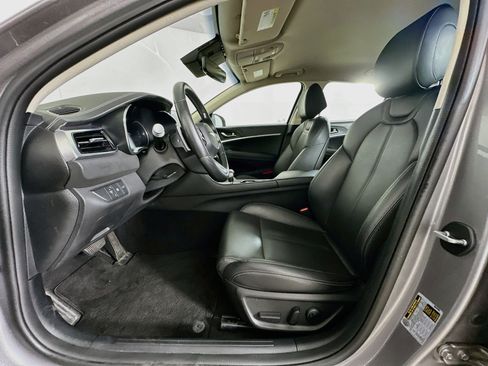 Used 2025 Genesis G70 2.5T AWD/4WD image 13