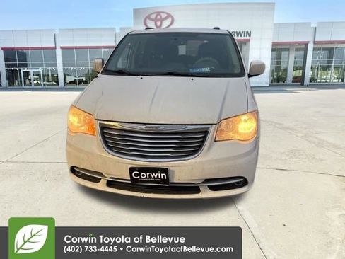 Used 2013 Chrysler Town & Country Touring image 8