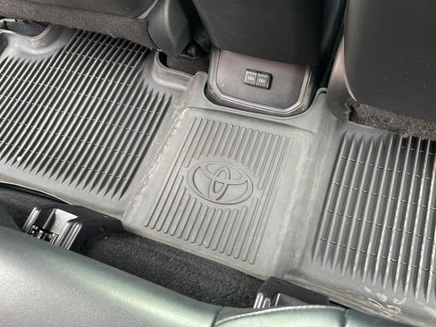 Used 2022 Toyota Highlander XLE image 26