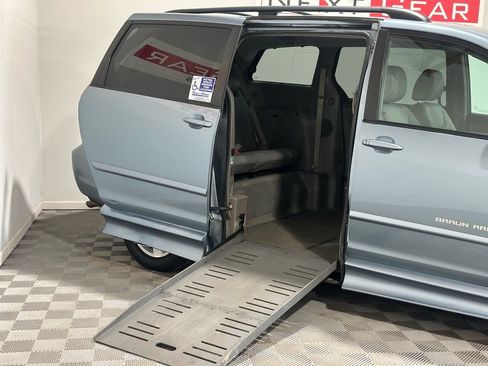 Used 2010 Toyota Sienna XLE image 2