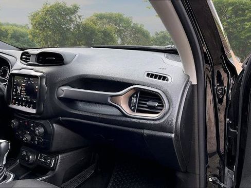 Used 2023 Jeep Renegade Latitude AWD/4WD image 16