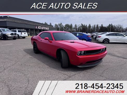 Used 2014 Dodge Challenger SXT image 2