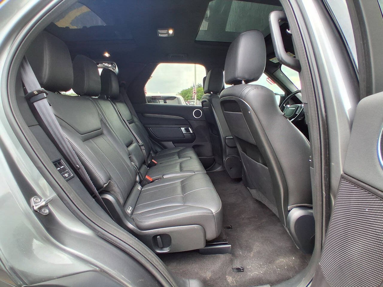 Used 2018 Land Rover Discovery HSE AWD/4WD image 17