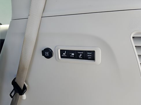 Used 2018 Chrysler Pacifica Limited FWD image 31