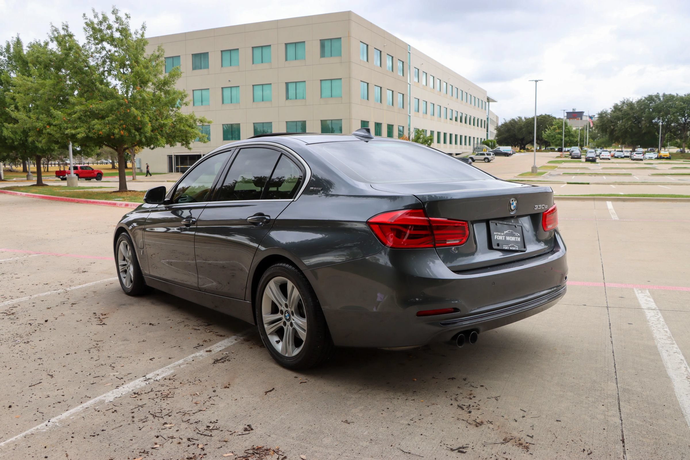 Used 2018 BMW 330e w/ Premium Package RWD image 5