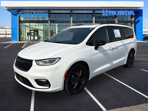 Used 2025 Chrysler Pacifica Limited image 4