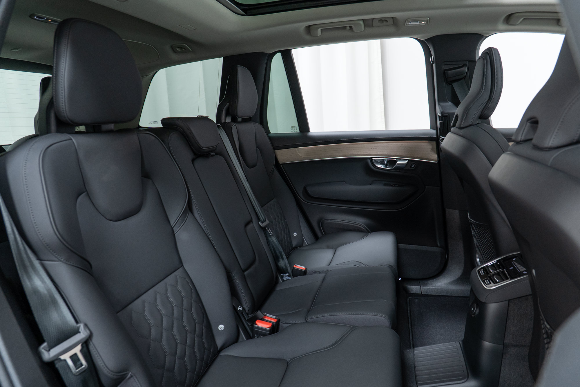 New 2026 Volvo XC90 T8 Plus w/ Protection Package Premier AWD/4WD image 24