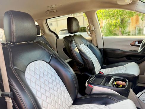 Used 2019 Chrysler Pacifica Touring Plus w/ Advanced Safetytec Group FWD image 20