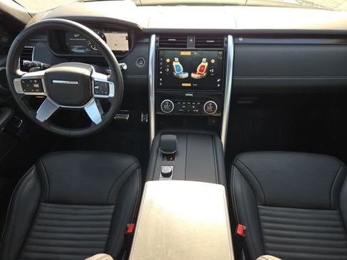 Used 2025 Land Rover Discovery Metropolitan Edition image 13
