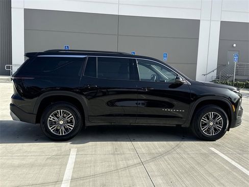 Used 2024 Chevrolet Traverse LT image 2