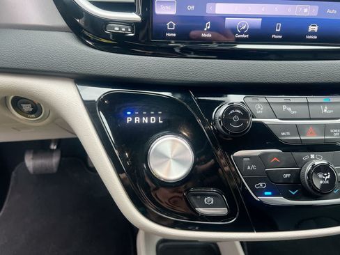 Used 2024 Chrysler Pacifica Touring-L FWD image 20
