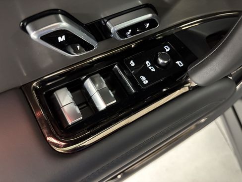 Used 2025 Land Rover Range Rover Sport SE AWD/4WD image 14