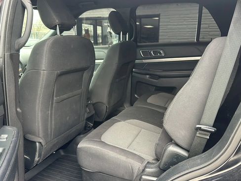 Used 2018 Ford Explorer XLT image 11