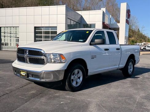 Used 2024 RAM 1500 Classic SLT AWD/4WD image 9