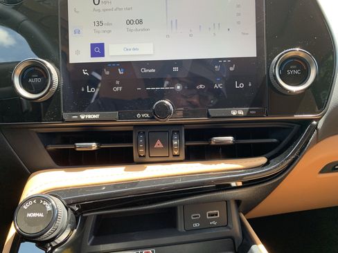 Used 2025 Lexus NX 250 FWD w/ Towing Package (2000 Lbs) image 29