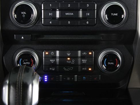 Used 2018 Ford F150 Platinum w/ Equipment Group 701A Luxury AWD/4WD image 22