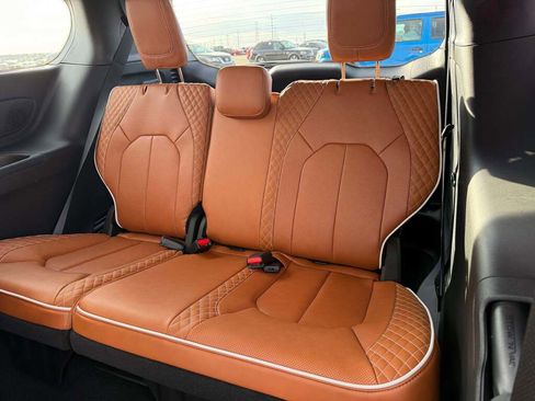 New 2026 Chrysler Pacifica Pinnacle image 39