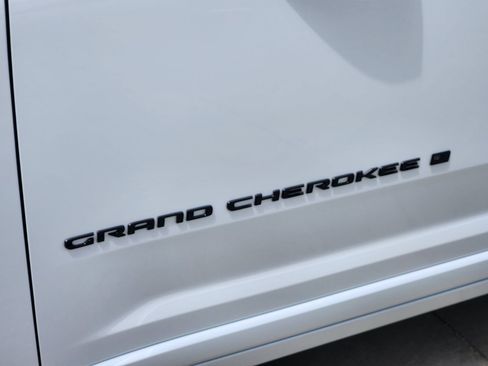 New 2026 Jeep Grand Cherokee Limited AWD/4WD image 12
