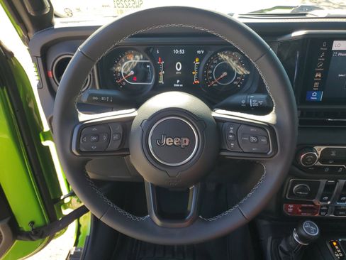 Used 2025 Jeep Wrangler Rubicon image 13