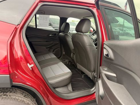 Used 2025 Chevrolet Trax LT FWD image 17
