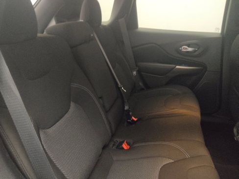 Used 2021 Jeep Cherokee Latitude FWD image 19