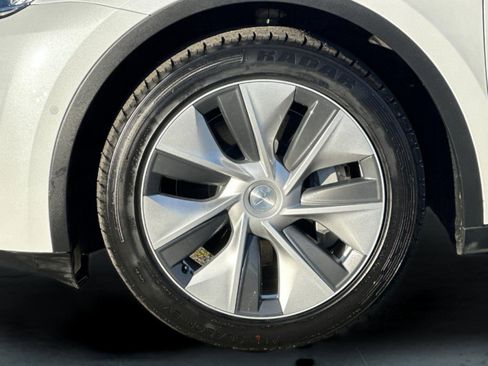 Used 2022 Tesla Model Y Long Range image 22