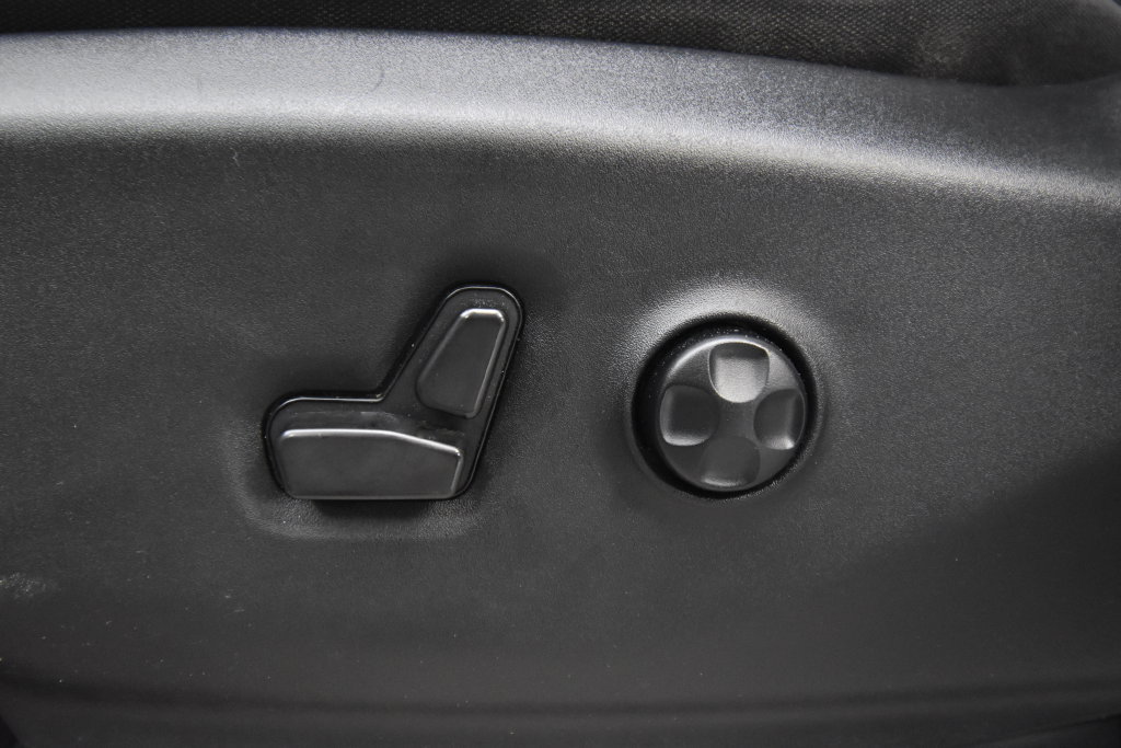 Used 2023 Chrysler Voyager LX FWD image 21