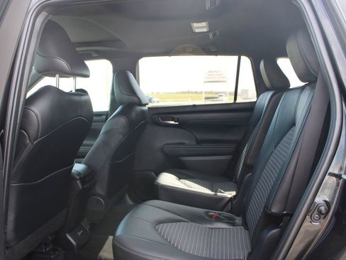 Used 2025 Toyota Highlander XSE image 18