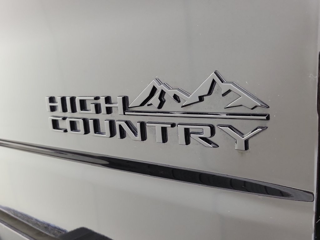 Used 2025 Chevrolet Silverado 1500 High Country w/ Midnight Edition AWD/4WD image 8