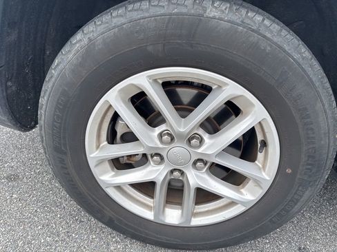 Used 2023 Jeep Grand Cherokee L Laredo image 5