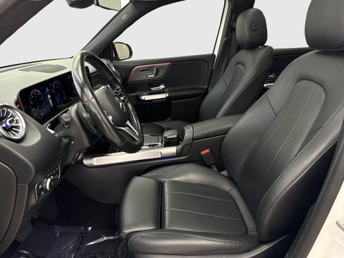 Used 2020 Mercedes-Benz GLB 250 4MATIC w/ Premium Package image 17