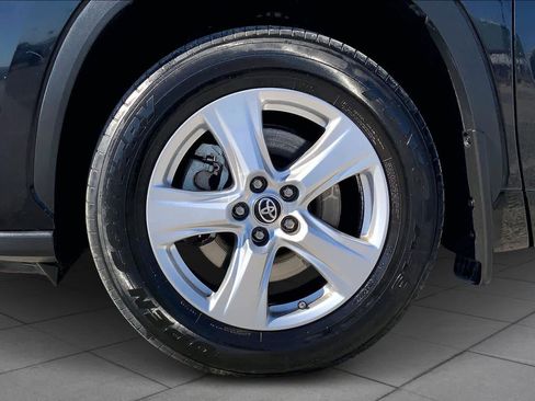 Certified 2024 Toyota Highlander LE image 11