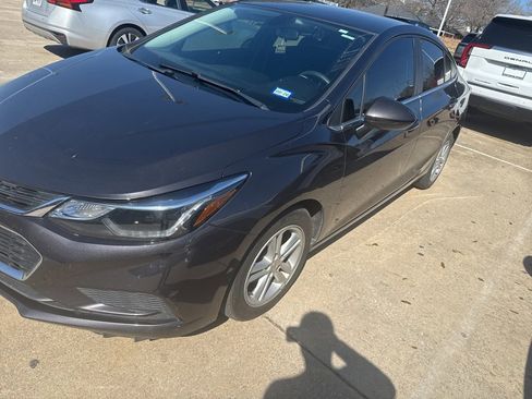 Used 2017 Chevrolet Cruze LT w/ Convenience Package image 12