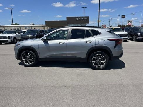 Used 2024 Chevrolet Trax LT w/ Sunroof Package FWD image 8