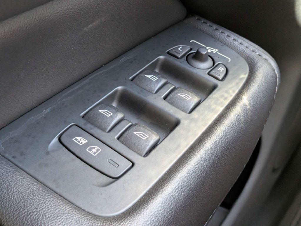Certified 2024 Volvo XC60 B5 Plus AWD/4WD image 30