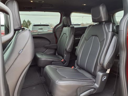 New 2026 Chrysler Pacifica Select w/ S Appearance Package FWD image 17