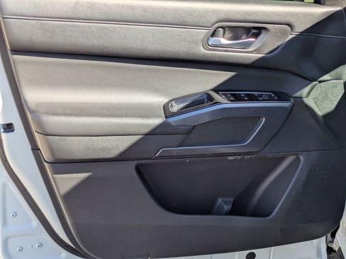 Used 2023 Nissan Pathfinder SL w/ Lighting Package (N92) image 12