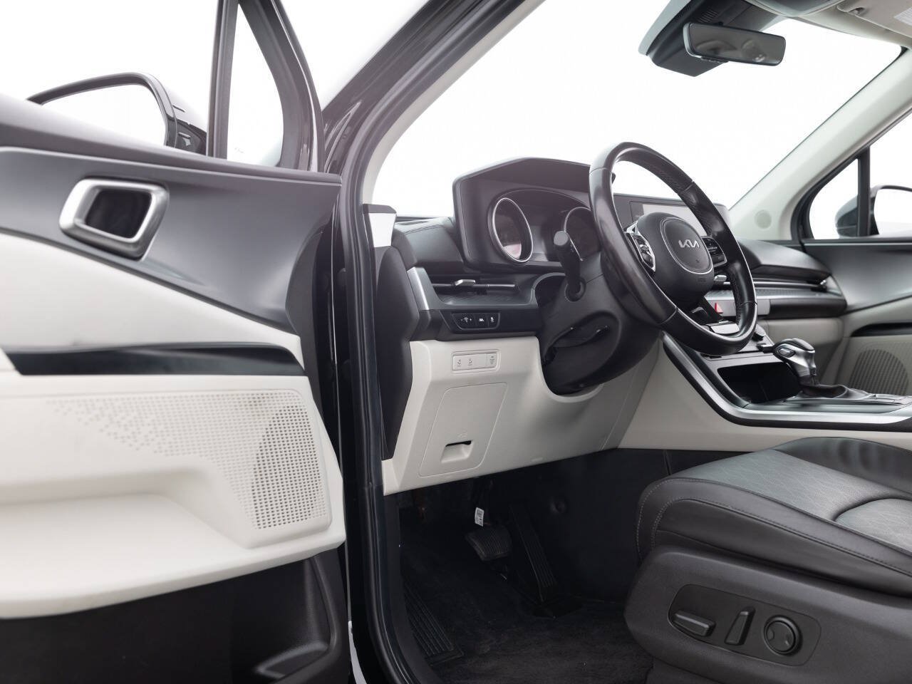Used 2023 Kia Carnival LX FWD image 24