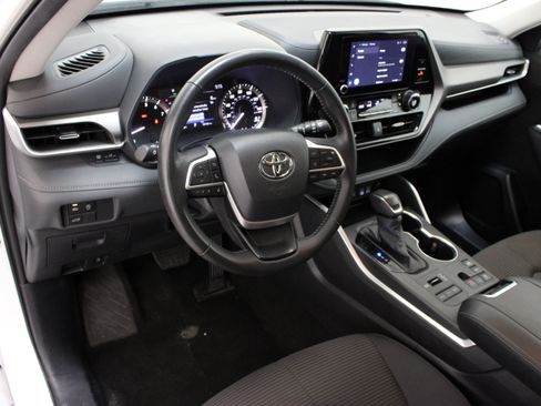 Used 2025 Toyota Highlander LE AWD/4WD image 13