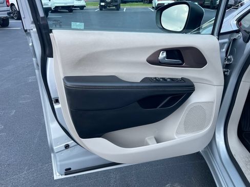 Used 2023 Chrysler Voyager LX FWD image 13