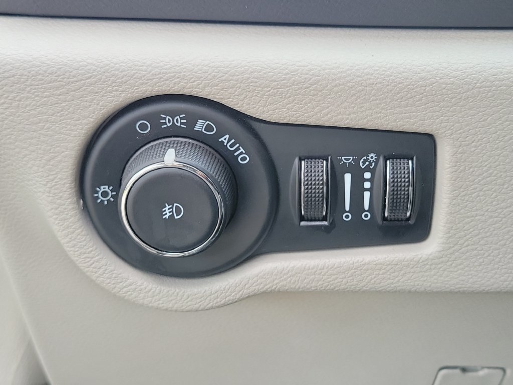Used 2024 Chrysler Pacifica Touring-L FWD image 26