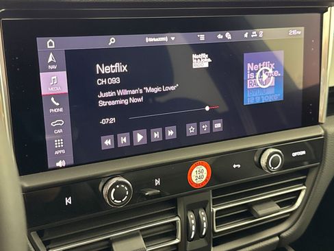 Certified 2025 Porsche Macan image 24