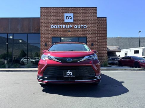 Used 2022 Toyota Sienna XLE AWD/4WD image 2