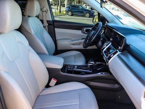 Used 2022 Kia Sorento EX w/ Panoramic Sunroof Package image 17